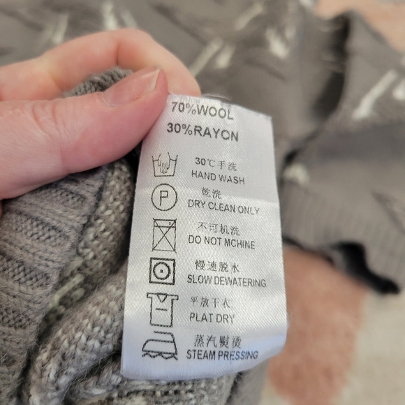 Chloe Grey White Star Print Crew Neck Sweater Size Small - Picture 8 of 9